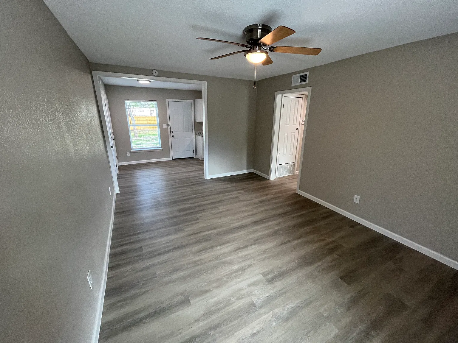 3 bed, 960 sqft, $1,650 — Photo 3