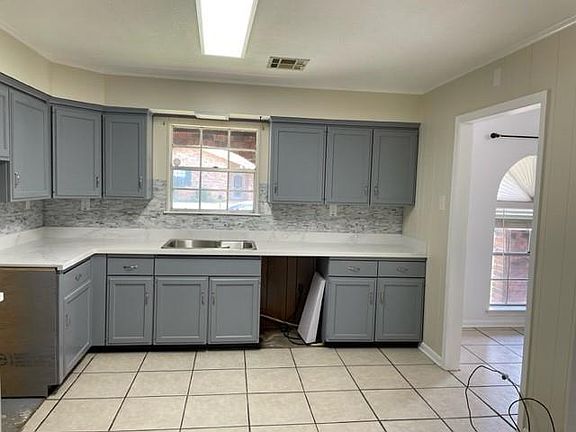 3rd image of 3928 Ellen Dr