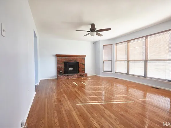 668 Foxtail Dr, Florissant, MO 63034