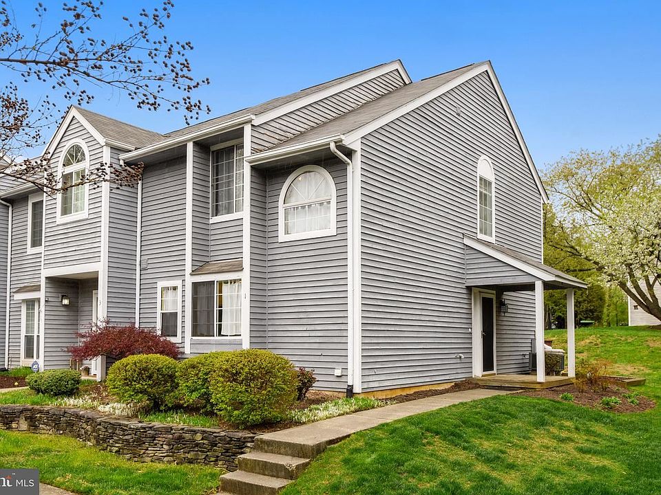 1st image of 1 Edgewood Green Ct