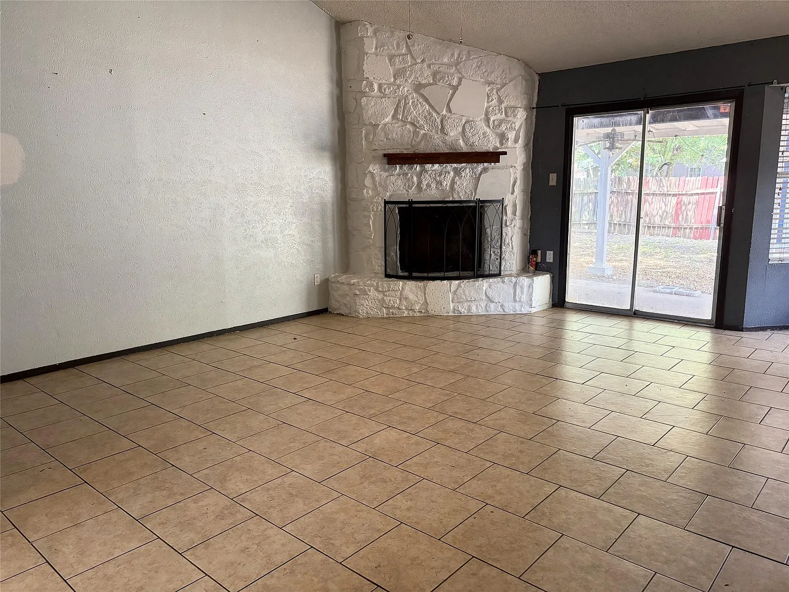 4 bed, 2.0 bath, 1503 sqft, $1,900 — Photo 3