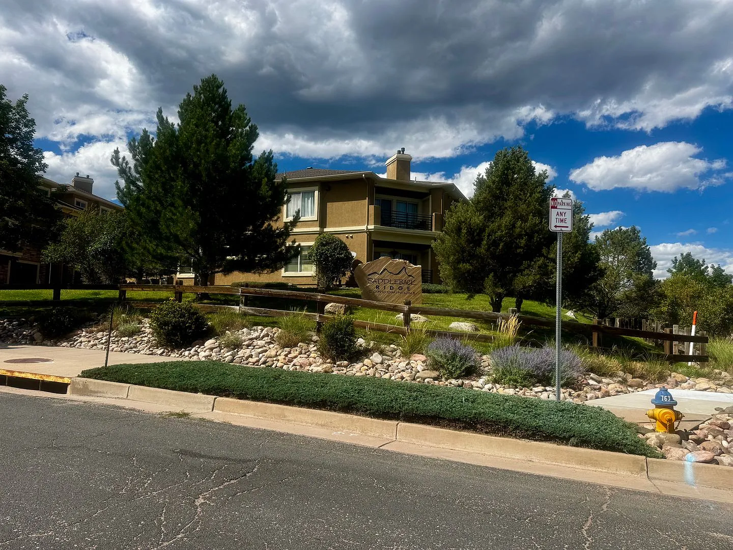 2 Bedroom Condo In Mountain Shadows — Photo 3