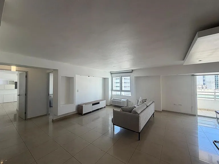 Metro Plaza Tower 305 Calle Villamil — Photo 10