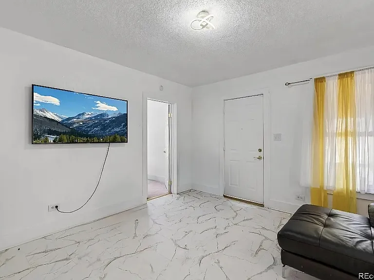 307 E Oak St #B — Photo 4