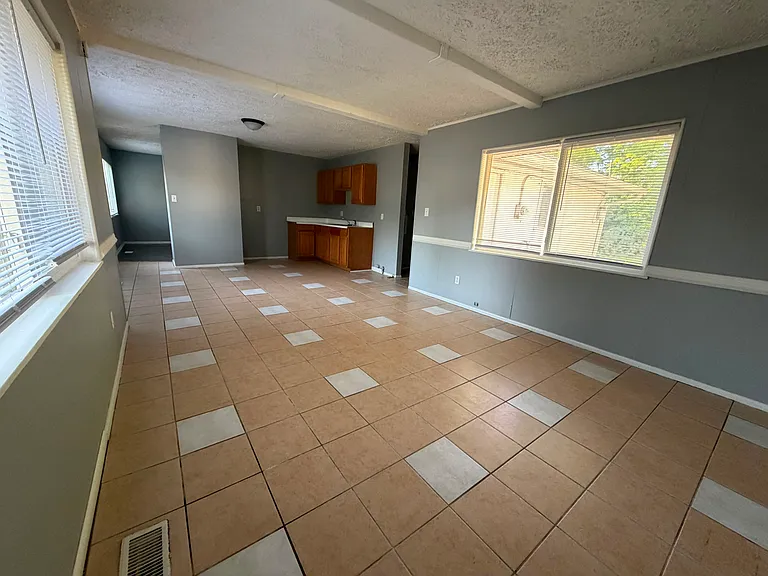9401 Rochelle Dr — Photo 4