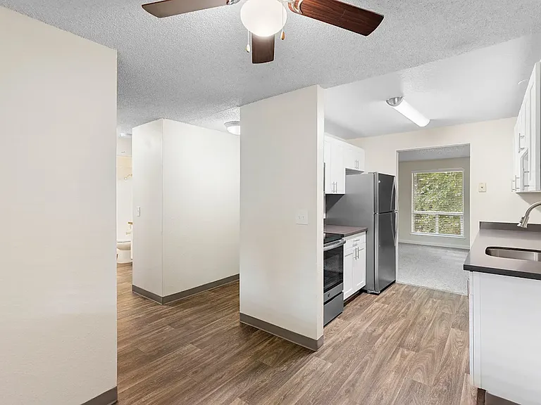Meridian West Apartments — Photo 4