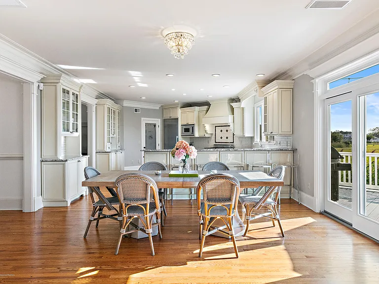 30 Columbus Dr — Photo 13