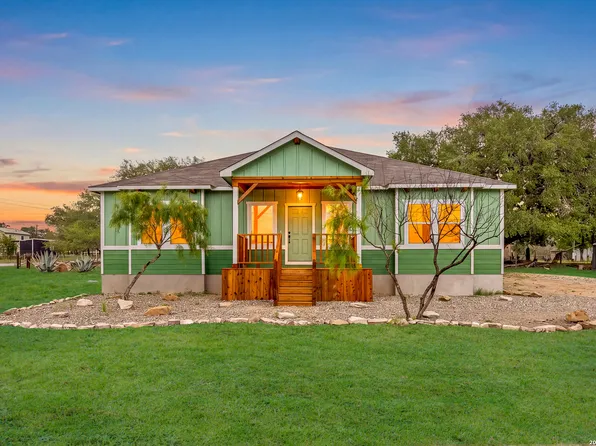 316 Royal Oaks Dr, Somerset, TX 78069