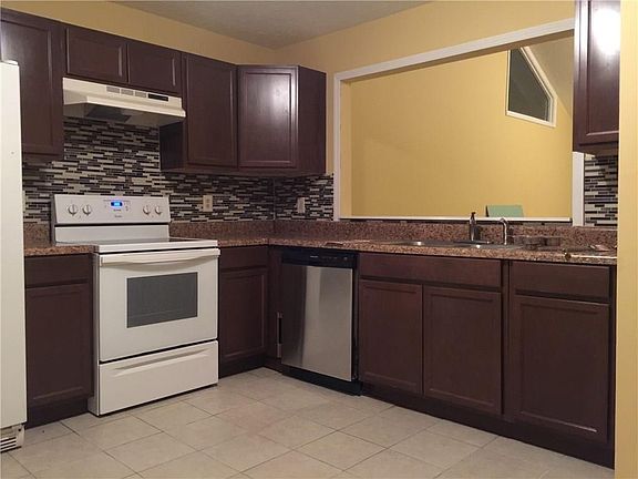 3rd image of 966 Amberly Dr APT A