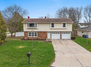 736 Jamestown Ct, Green Bay, WI 54301