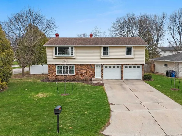736 Jamestown Ct, Green Bay, WI 54301