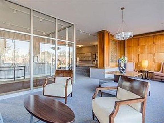 3rd image of 20 Hammond Pond Pkwy APT 506