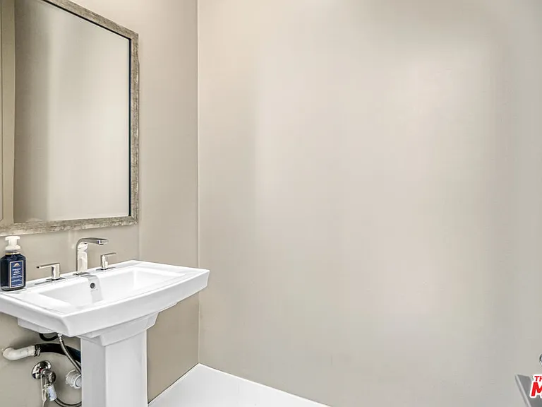 20306 W Willoughby Ln — Photo 17