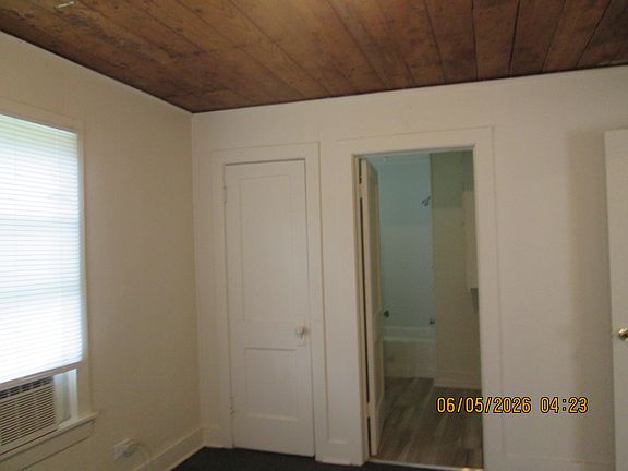 5th image of 110 E Lone Star Ave