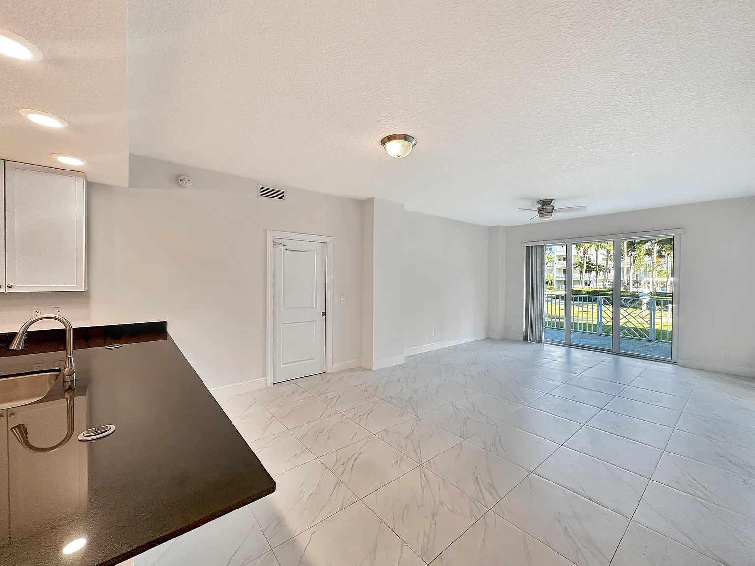 2 bed, 2.0 bath, 1349 sqft, $3,900 — Photo 4
