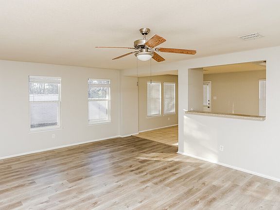 3rd image of 745 Capricorn St
