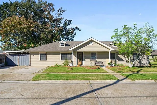 4 bed, 2.0 bath, 1644 sqft, $1,900 — Photo 1