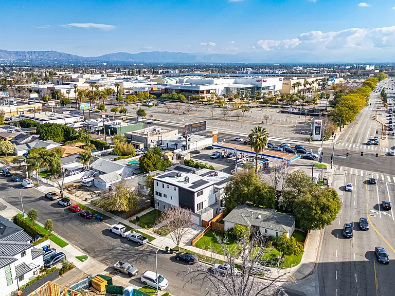 Luxury 3 & 4 Bed Townhomes a Short Walk to Topanga Village! — Photo 14