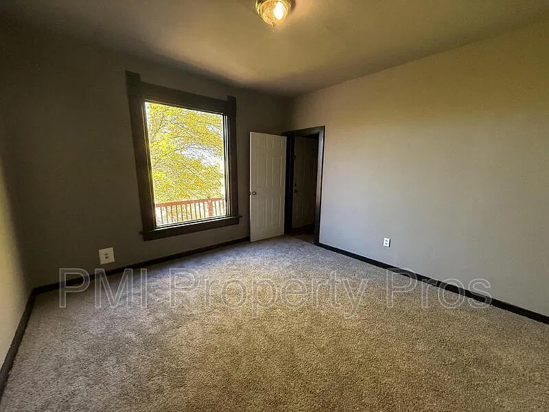 3 bed, 1.0 bath, 1196 sqft, $1,130 — Photo 4