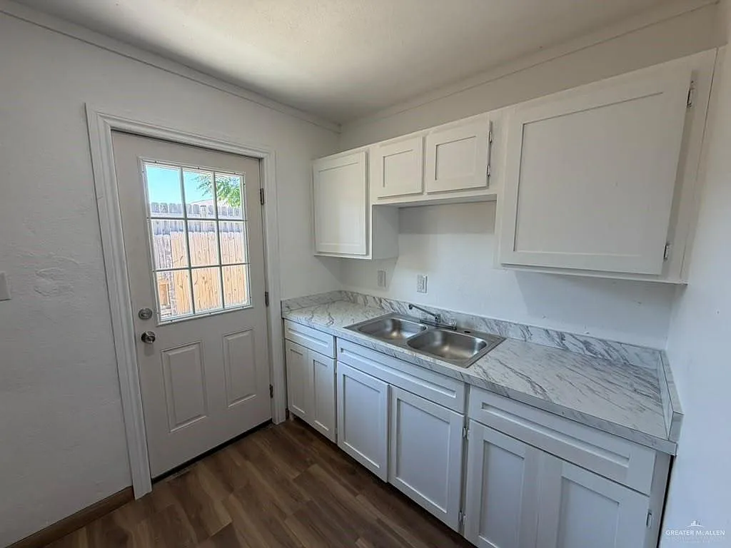 2 bed, 1.0 bath, 840 sqft, $850 — Photo 2