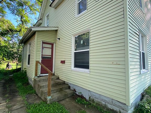 2nd image of 206 E 6th St #1