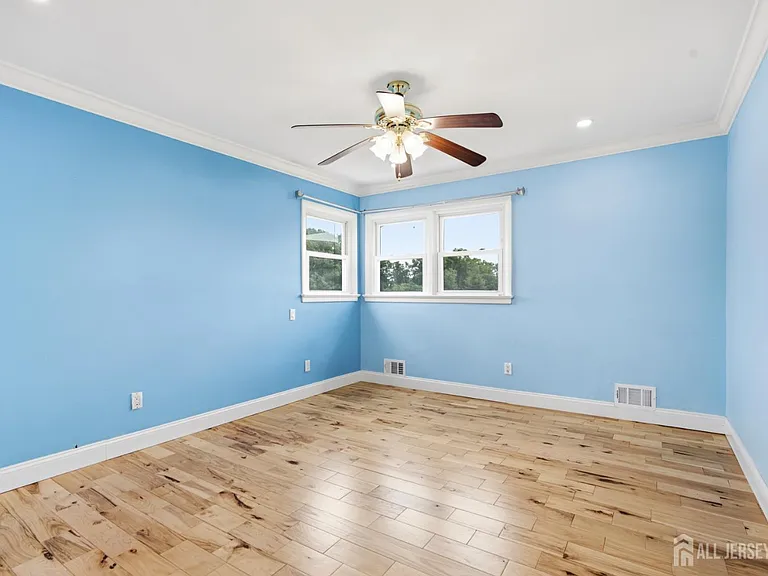 264 E George Pl — Photo 15