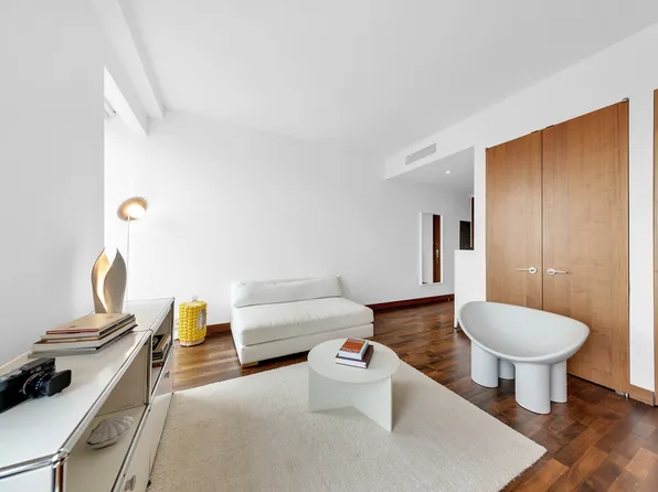 400 Fifth Avenue image 2 of 11