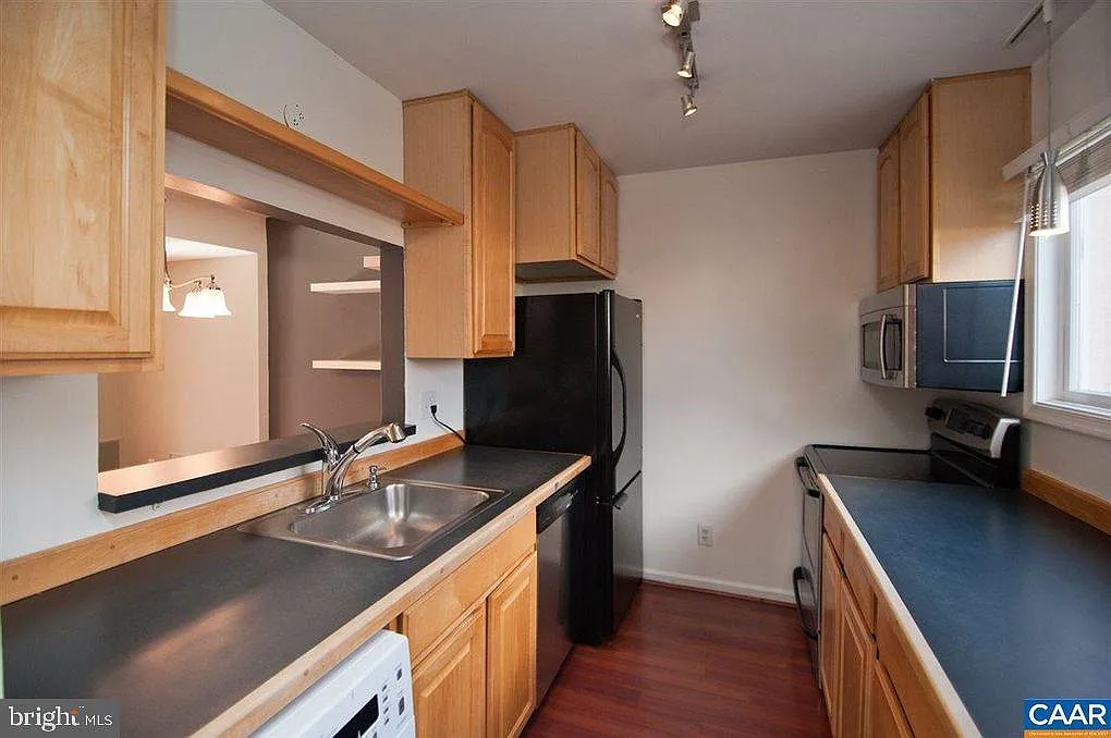 2 bed, 2.5 bath, 1134 sqft, $2,100 — Photo 4