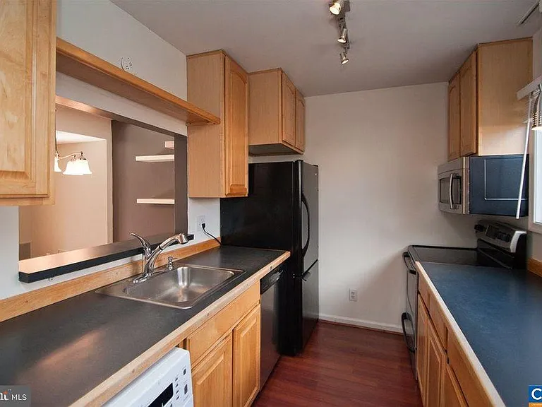 1566 Garden Ct — Photo 4