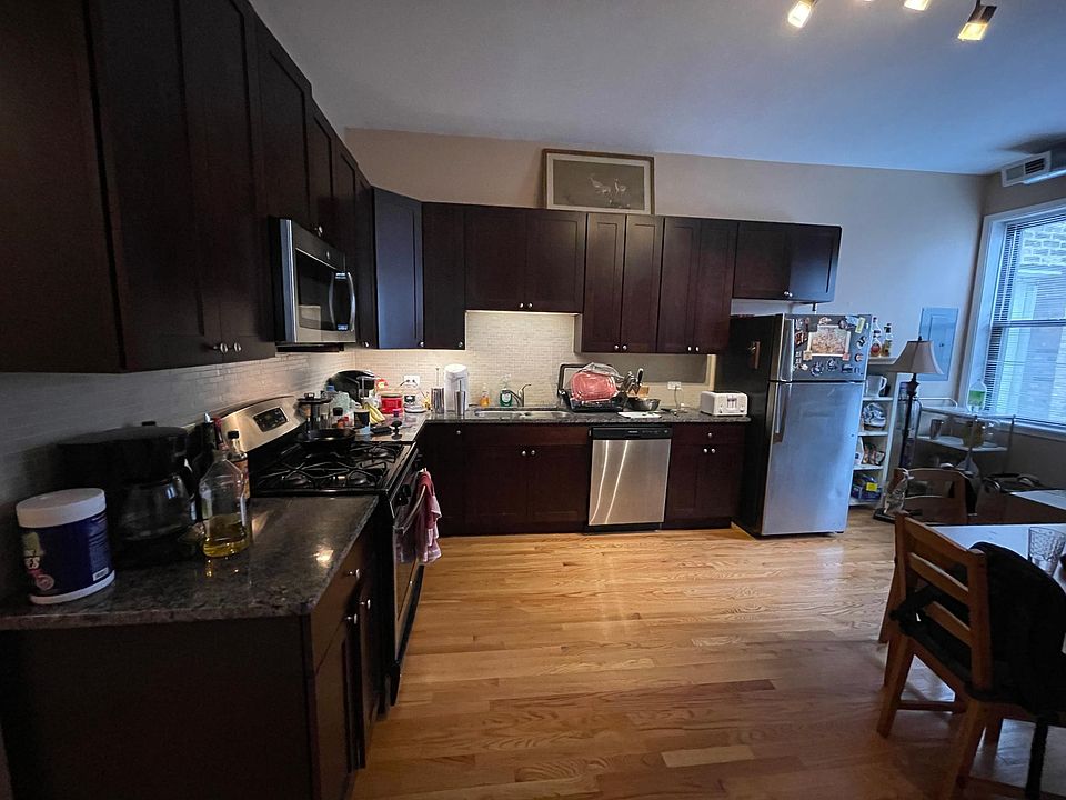 1st image of 1389 N Milwaukee Ave #200