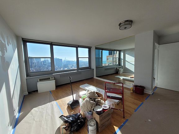 3rd image of 555 W Cornelia Ave APT 1705