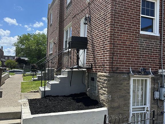 4th image of 1123 Gilham St