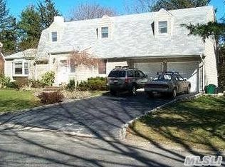 124 Millburn Ln, Roslyn Heights, NY 11577