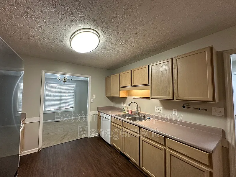 3 bed, 2.0 bath, 1544 sqft, $1,600 — Photo 3