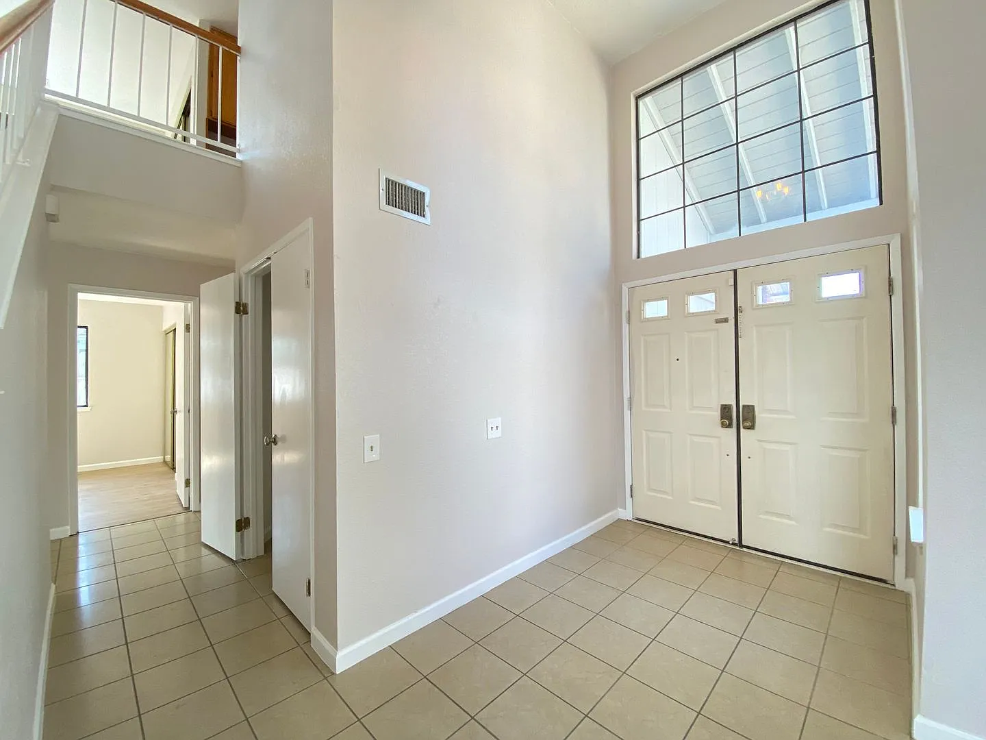 Upgraded Large 4 Bedroom Home on Cul-de-sac — Photo 2