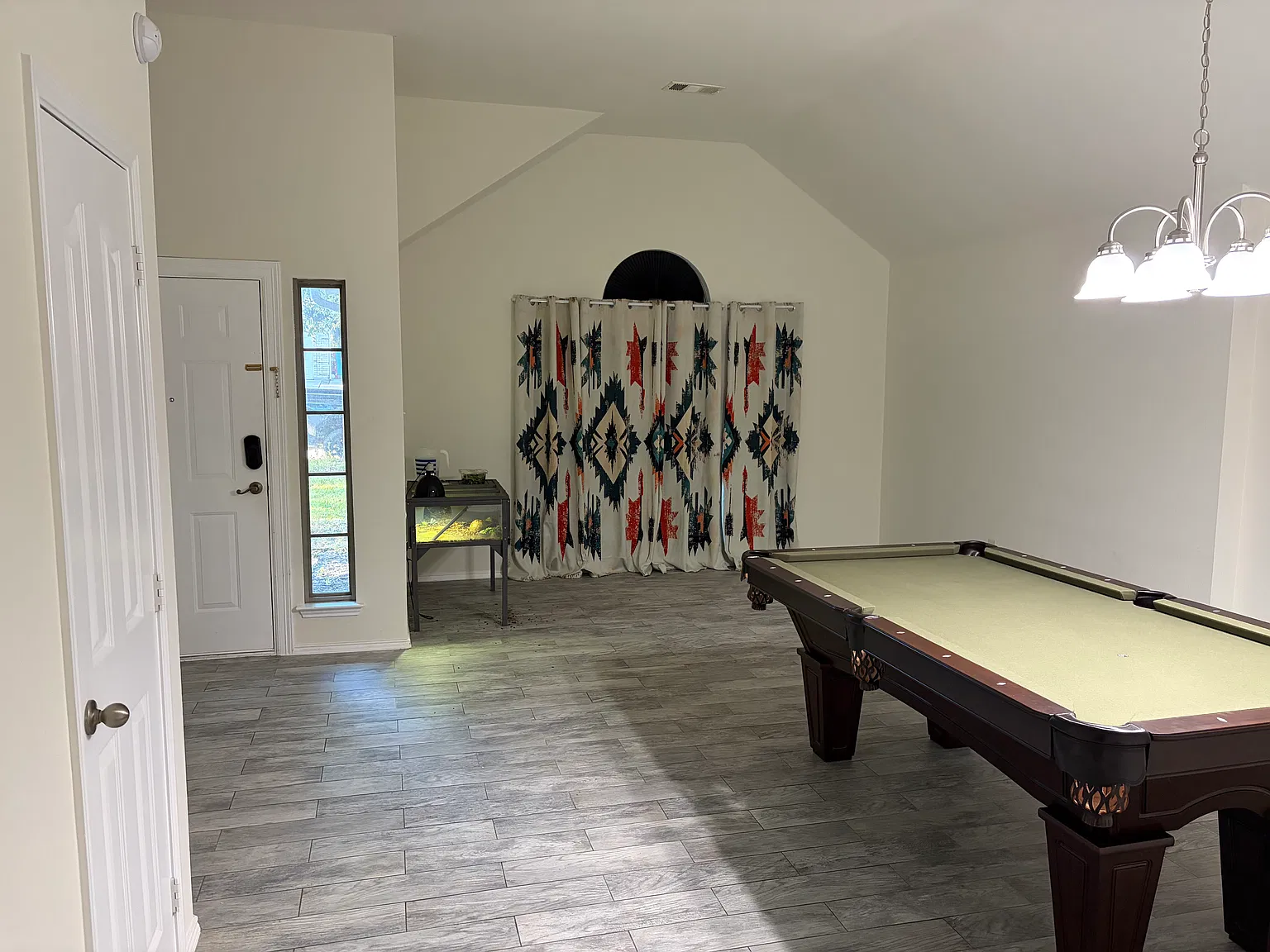 4 bed, 2647 sqft, $2,400 — Photo 2