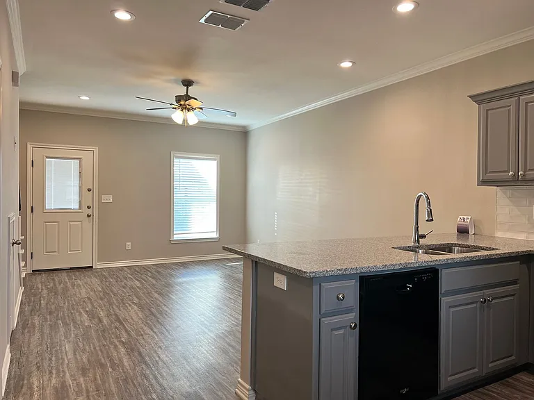 1655 S Kennedy Ave — Photo 8
