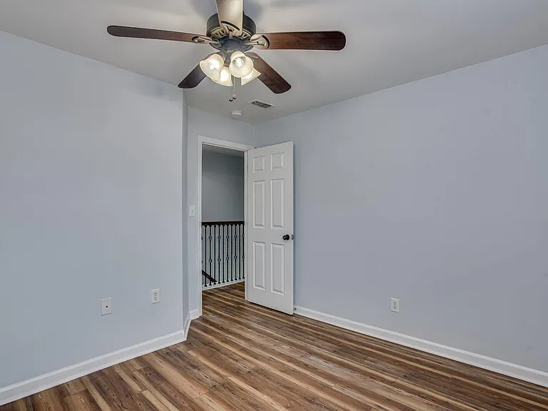 2211 Pleasant Dr — Photo 29