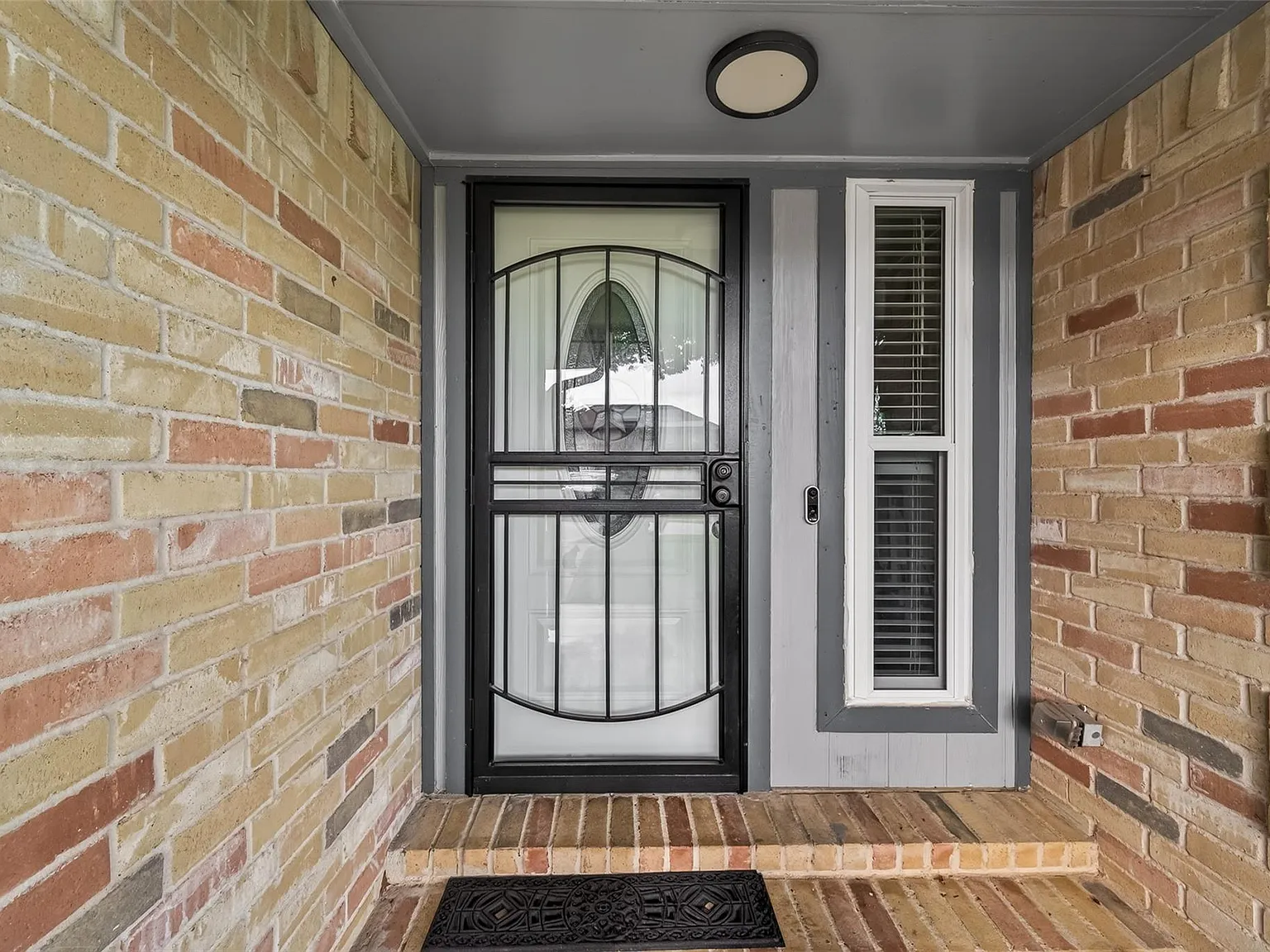 4 bed, 2.5 bath, 2383 sqft, $2,400 — Photo 4