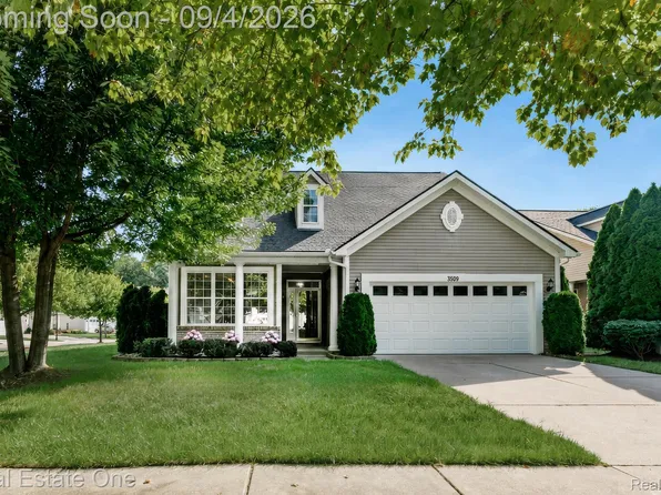 3509 Riverside Dr, Auburn Hills, MI 48326