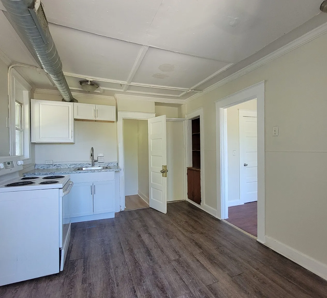 2 bed, 1.0 bath, 3816 sqft, $1,350 — Photo 1