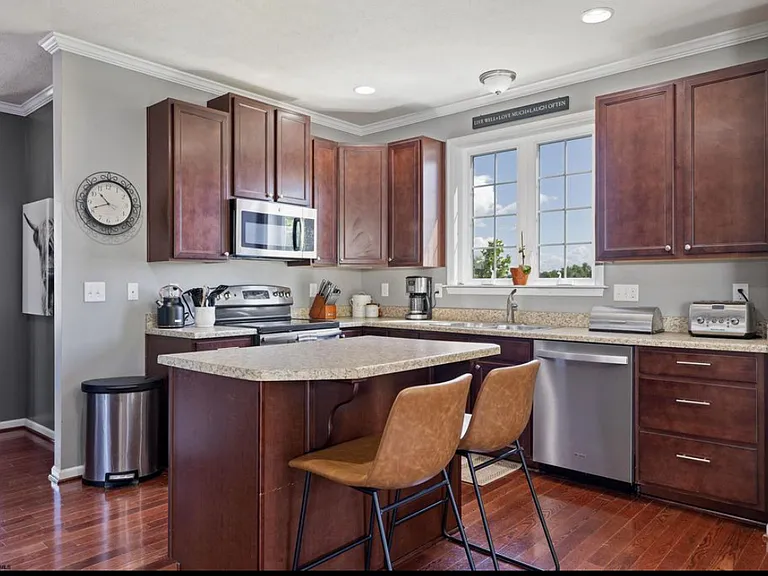 607 Hayfield St — Photo 2