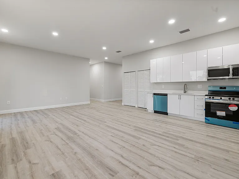 941 Elgin St — Photo 26