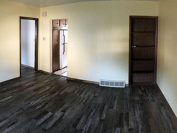 5th image of 387 Montrose St