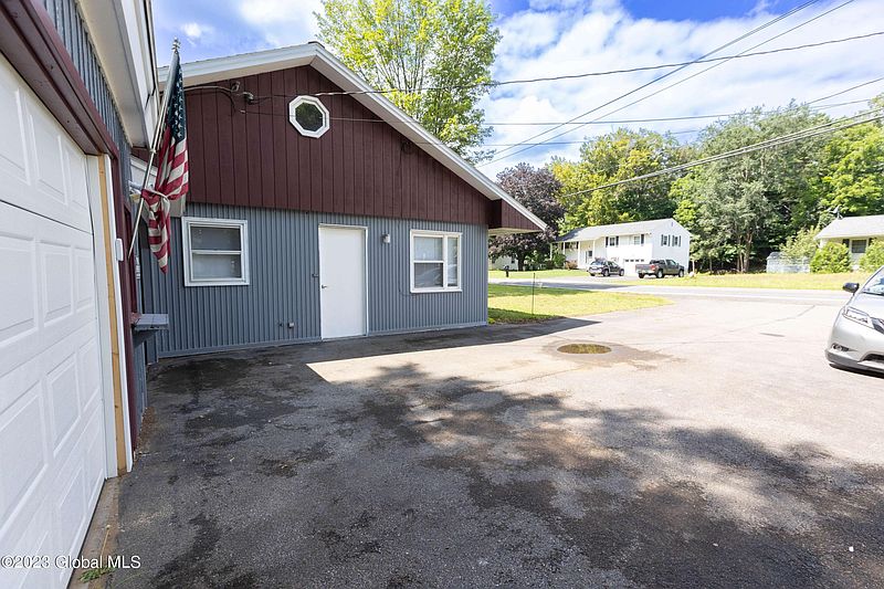 3rd image of 2942 W Lydius Street