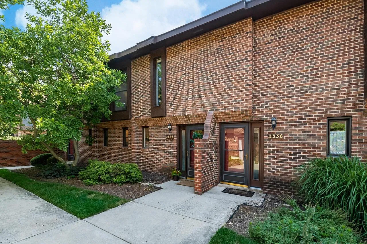 2 bed, 1054 sqft, $1,850 — Photo 2