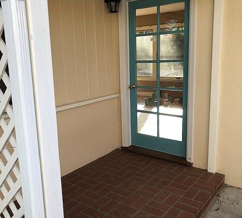 Cute front entry!