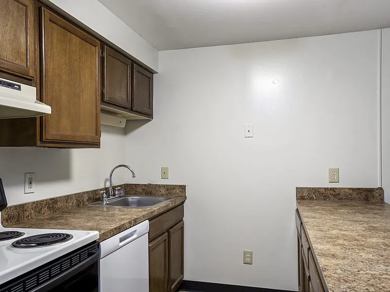 Greenwich Manor Apartments — Photo 35