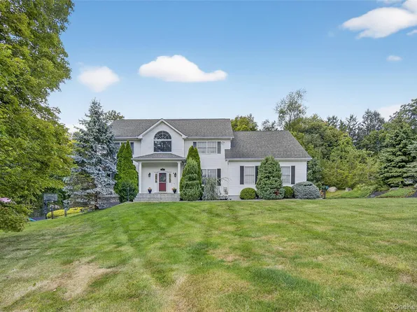 14 Meadow Crest Drive, Mahopac, NY 10541