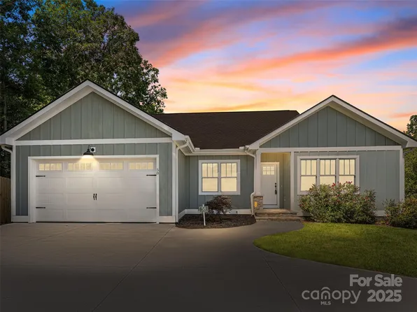 58 Olde Oak Ln, Hendersonville, NC 28792